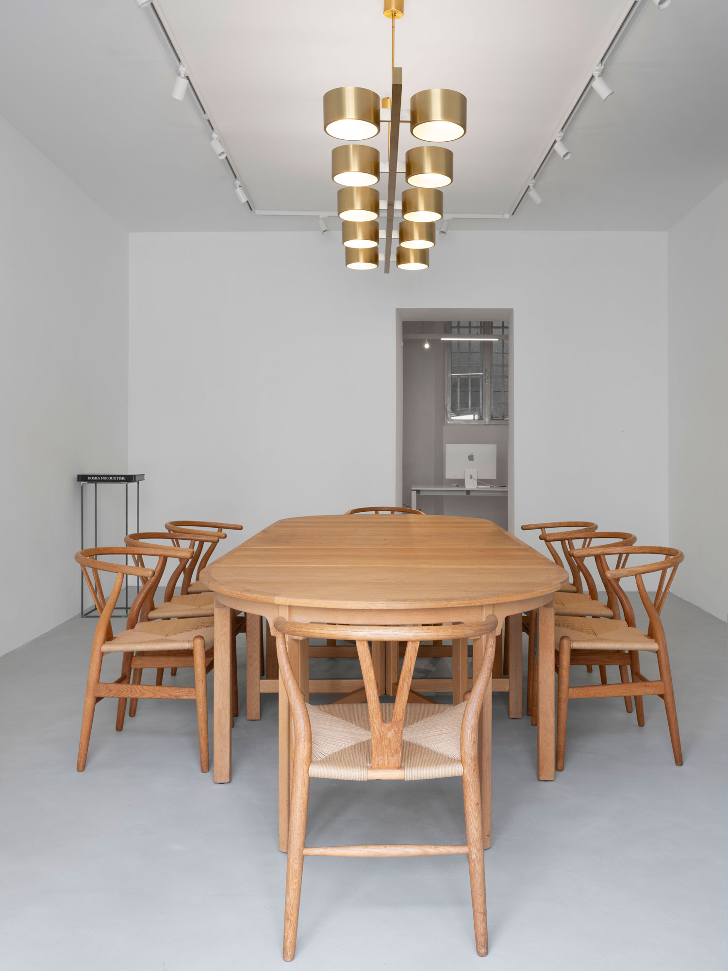 Dining room set with table and eight CH24 chairs